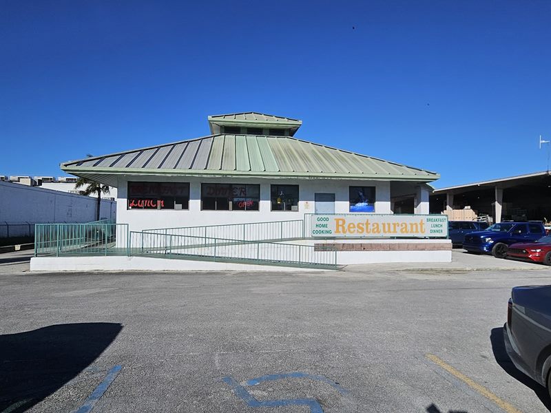 Farmer's Market Restaurant exterior